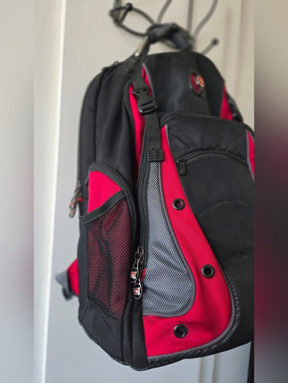 SwissGear Black & Red Men's Backpack - Durable Travel & Laptop Bag - Picture 3 of 13